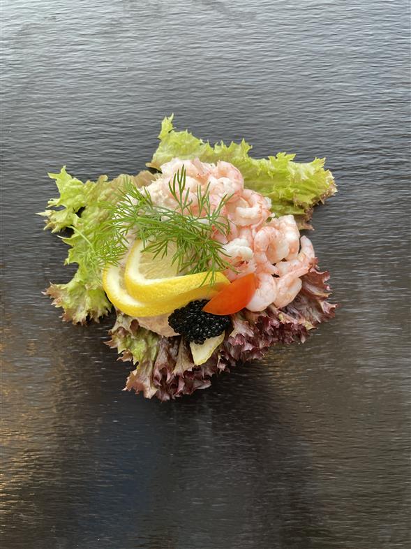 Tunmousse på sprødt salat