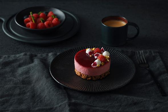 Hindbær Mousse kage m/yuzu kugle, tuiles og bær